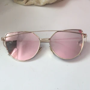  - Stora solglasögon i rosa tint, kommer ej ihåg vart dom är köpta, FRAKT INGÅR!!