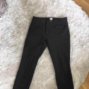  - Snygga kostymbyxor från GAP😎 i strl 36 men kan även passa strl 38 då dem är stretchiga. Köpta i USA föra året för 600 kr och aldrig använt. Dem är jätte sköna men även snygga och festliga 🌹🌹köparen står för frakten