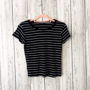  - T-shirt i kortare modell från Brandy Melville i storlek one size (passar dock XS). Säljes för 50kr inkl frakt. Betalning sker via swish.