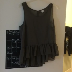  - Militärgrön topp i transparent tyg