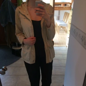  - Beige sommar-/vårjacka från märket Dobber, i fint skick
