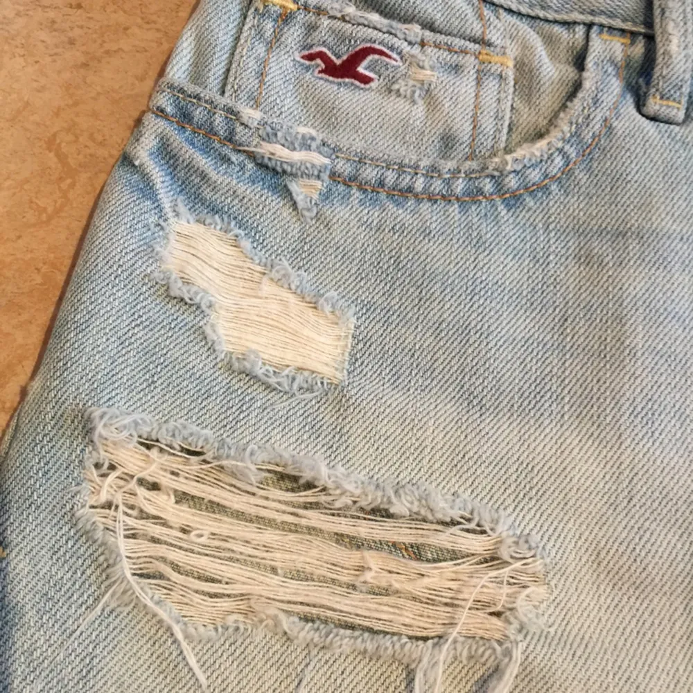 Söt jeanskjol med slitningar från Hollister. . Skjortor.