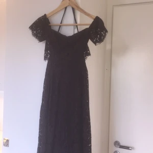  - Lilablå vadlång off-shoulder klänning från Asos. Köpt för 999kr och endast använd en gång. Superfin fit på en 36:a! Skickar gärna på posten 🌟