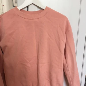  - Rosa collagetröja. Från hm. Plus frakt. Betalning sker via swish.