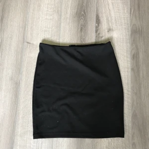  - Vanlig svart kjol från Cubus, storlek xs passar även S