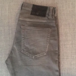  - Neuw Lou Slim i en grå lite urtvättad look. 98 % bomull 2 % elastan. Aldrig använda. Ganska normala i storlek. 