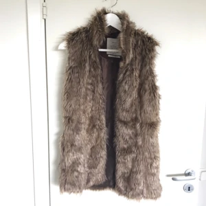  - Supersnygg fejk-päls att bära till jackan,topp eller Cardigans. Passar perfekt nu till hösten :)  Köparen står för frakten :) 