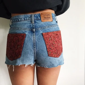  - Levi's shorts säljes för 100kr, frakt tillkommer.  Shortsen passar XS-S, det står inget vilken waist det är men skulle tro att det är w26-27. Betalning sker via swish. 