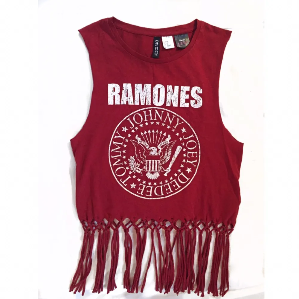 En härlig topp med mitt favoritband The Ramones på. Köpt på H&M Divided i XS, aldrig använd. . Toppar.