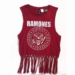  - En härlig topp med mitt favoritband The Ramones på. Köpt på H&M Divided i XS, aldrig använd. 