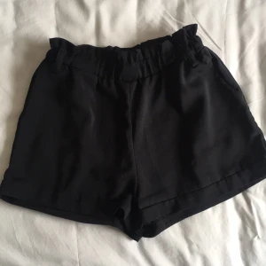  - Snygga shorts med resor i midjan och fickor på båda sidor! 