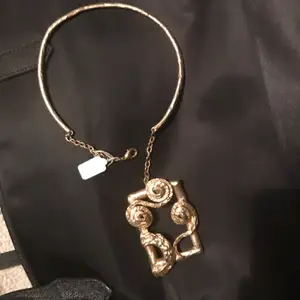 this is design and unique necklace, the color is golden.