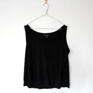  - Megaskönt linne från Monki, luftigt och enkelt. Inga konstigheter. Eventuell frakt delas mellan köparen och säljaren. 