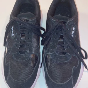 Adidas orginals skor, storlek 39,5  - Nästan helt oanvända skor i fint skick! Någon liten knut på ena skosnöret men annars inga andra märken. Väldigt sköna och bekväma men tyvärr för stora för mig! 😊
