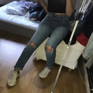 Håliga jeans från bikbok - Säljer nu mina håliga jeans från bikbok då dom är för tajta på mig. Inte stretchiga så passar bäst på xs/s beroende på hur man vill att dom ska sitta. Har klippt hålen själva. 