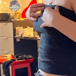 Svart topp  - En strapless topp som man säkert kan ha som en kjol. Frakt tillkommer:))