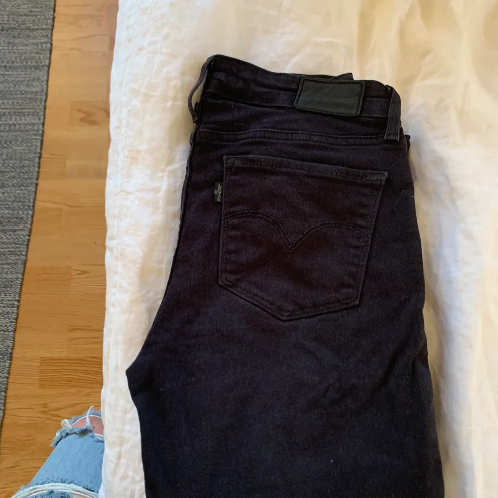 Ett par bootcut levis jeans med låg midja. De har en lite urtvättad svart färg då dom är välanvända men absolut inga ”skador”. Priset är på 150kr exklusive frakt.. Jeans & Byxor.