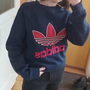Adidas tjocktröja - Supermysig tjocktröja från Adidas. Är i storlek M o sitter oversized på mig som brukar ha S. Säljer då jag har fler och inte använder denna. Vid frågor är det bara o skriva!