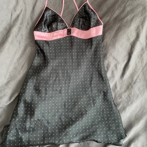 prickigt linne - jättefint thriftat prickigt linne i silkesmaterial 🤍 storlek xs. frakt ingår i priset 🚚 