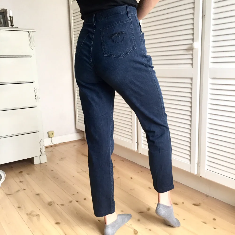Jeans från märket Krizia jeans i storlek 32 (men passar mig som vanligtvis har storlek 36) Skriv till mig om du är intresserad eller om du har några frågor👖Fraktkostnad tillkommer! . Jeans & Byxor.