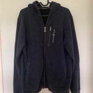 Sail racing, herr stl L  - säljer min Sail racing luvtröja. mörkblå, Köpte denna för 1 år sen för 1200kr säljer den nu för 350kr