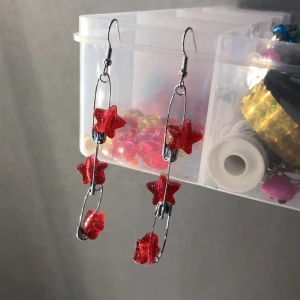 supergulliga örhängen med stjärnor!! - handgjorda örhängen med röda stjärnor på<3 frakt tillkommer med 11kr