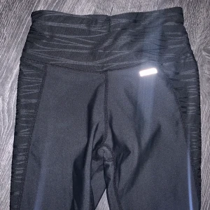 stronger träningsbyxor st XS - säljer dessa snygga träningsbyxor i storlek XS men kan även passa XXS, fint skick och nästan aldrig använda!