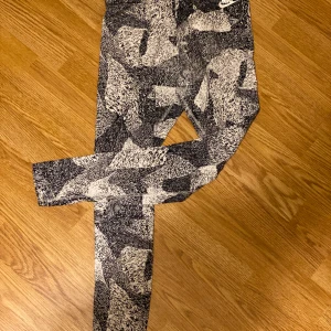 Nike tights - Träningstights i bommull, resår i midjan. Super sköna och ej see through