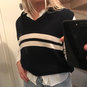 Väst - En snygg väst från Henri Lloyd. Den är köpte här på Plick men den är tyvärr för stor för mig. Passar perfekt att ja bara eller med en skjorta under. Västen är i storlek L. Köparen stor för frakten 💕