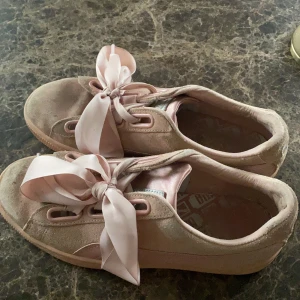 Puma skot med knytning  - Nu säljer jag mina gamla pumas skor! Dessa har en slags siden band som man knyter till en rosett som jag iaf har gjort! De är lite missfärgade men detta beror på vattnet som kommit på de! Lite slitna men annars bra! Går att tvätta sulan men ej själva mockan!