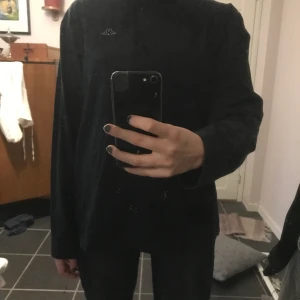 Kappa långärmad T-shirt  - Långärmad T-shirt från kappa! Fint skick, knappt använd. Frakt tillkommer men kan mötas upp i Stockholm!