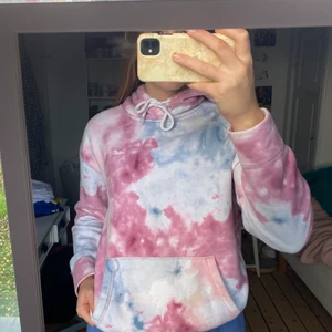 Hollister - Jag säljer en hoodie från hollister! Köpt i new york på en hollister butik förra året! Frakt tillkommer 63kr! Jag är 175 cm!