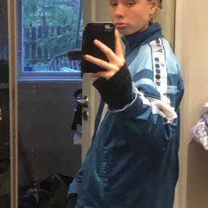 Adidas jacka - Vintage adidas jacka i olika svincoola blåa färger! 