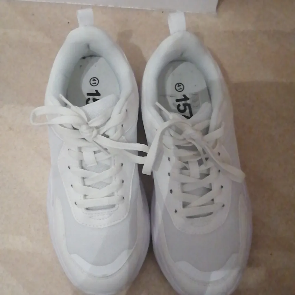 Ett par jättefina vita skor med hög sula från lager 157. Storlek 41, passar även 40. Aldrig använda då de aldtig kommit till användning ❤️. 100 kr + frakt. Kontakta vid intresse ❤️. Skor.