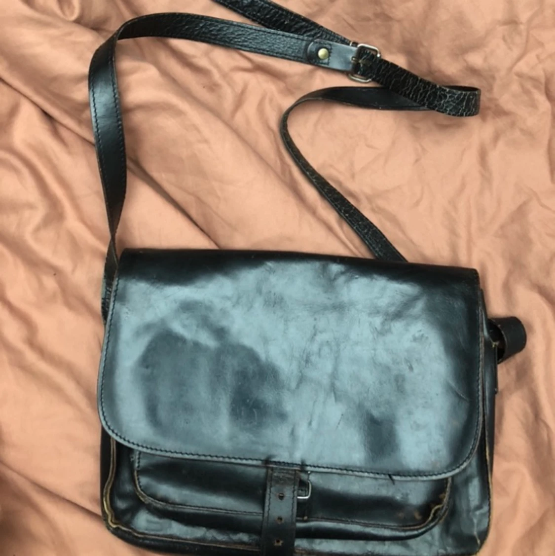 Svart skinn axelväska - 91
