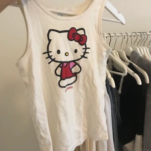Hello Kitty linne  - Ett Hello Kitty linne i barnstorlek 146/152. Säljer pga inte använd på ett långt tag men är fortfarande i bra skick. 80kr frakt är inräknat i priset😊