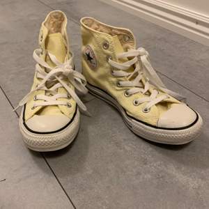 Äkta Converse i färgen gul. Denna är i storlek 38 och är använda 2-3 gånger. Har dock inte använt dessa på flera år så dom har legat i en skokartong och inte kommit till användning, därav varför jag vill sälja dessa. Dom är i rätt bra skick eftersom dom endast har blivit använda upp till 3 gånger.  Kontakta gärna mig om du vill veta mer eller vill ha fler bilder :) Högsta budet: 110kr.                                                                               Kolla gärna mina andra annonser!  Fraktkostnad 65kr, väljer det snabbaste och billigaste priset så att du kan få den hem så fort som möjligt!