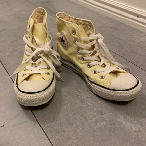 Converse, strl 38 - Äkta Converse i färgen gul. Denna är i storlek 38 och är använda 2-3 gånger. Har dock inte använt dessa på flera år så dom har legat i en skokartong och inte kommit till användning, därav varför jag vill sälja dessa. Dom är i rätt bra skick eftersom dom endast har blivit använda upp till 3 gånger.  Kontakta gärna mig om du vill veta mer eller vill ha fler bilder :) Högsta budet: 110kr.                                                                               Kolla gärna mina andra annonser!  Fraktkostnad 65kr, väljer det snabbaste och billigaste priset så att du kan få den hem så fort som möjligt!