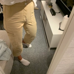 Byxor - Vida beiga byxor ifrån zara. +frakt