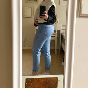 Jeans storlek 36 - Sköna och snygga jeans i bra skick, använda fåtal gånger. Modellen ”mom jeans” i storlek 36. Köparen står för fraktkostnad🌸