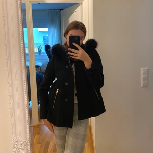 ZARA JACKA!  - Super fin kappa/jacka från Zara knappt använd, superfint skick. Ny pris 499 mitt pris 200kr. 