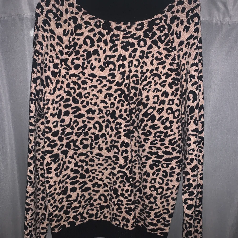Lätt stickad leopard tröja köpt från asos med svarta muddar runt halsen, nertill och vid armsluten, storlek 34. Neuletakit & Villapaidat.
