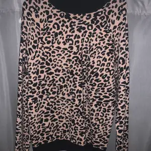 Lätt stickad leopard tröja köpt från asos med svarta muddar runt halsen, nertill och vid armsluten, storlek 34