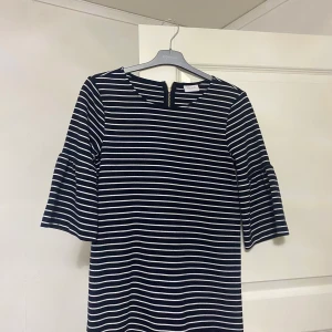 En jättefin klänning - Randig blå och vit färg