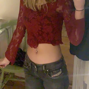 prödyna - gullig röd spets tröja,  den är i storlek M men är väldigt liten i storleken så skulle säga s/xs 