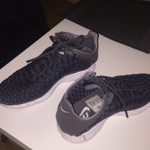  - Använda en gång, modellen: Nike free inneva. Slutsålda efter sedda på kayne west.

Har kvitto. Nypris 1900 kronor. Köpta på Shelta i Göteborg. 
