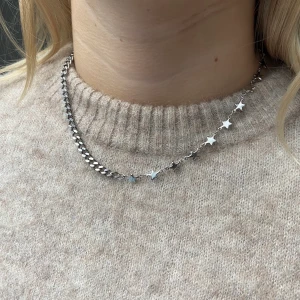 Kedjehalsband - Älskar detta halsband!!! Så snyggt och passar till allt :)) Skicka meddelande vid intresse ❤️