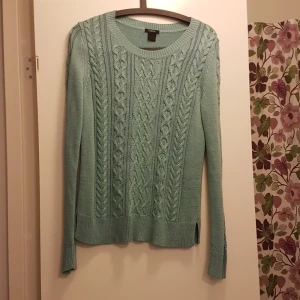 Stickad tröja från Lindex - En stickad tröja med mönster fram.