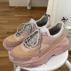 Only sneakers strl 39 - Sneakers i pastellfärger, använda 2 gånger, fint skick!