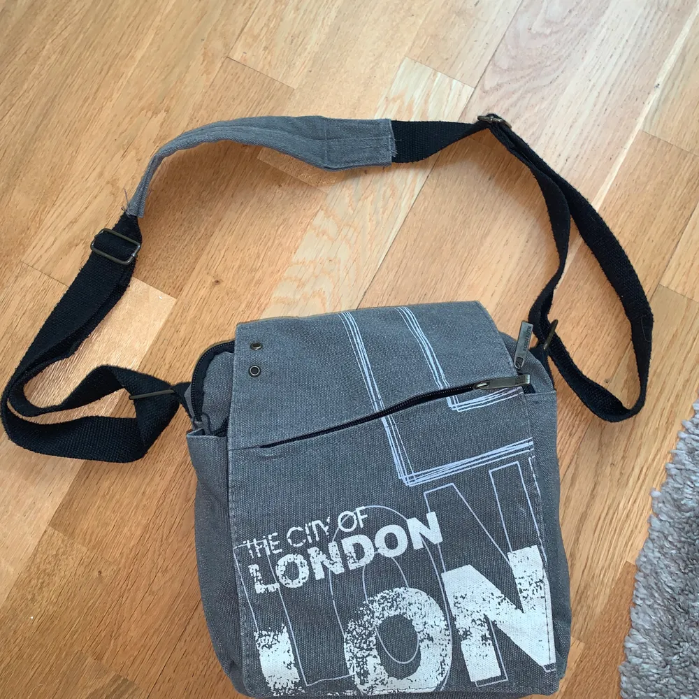 Köpt av min pappa i London. Säljer för att jag tyvärr aldrig använder den😔 . Väskor.
